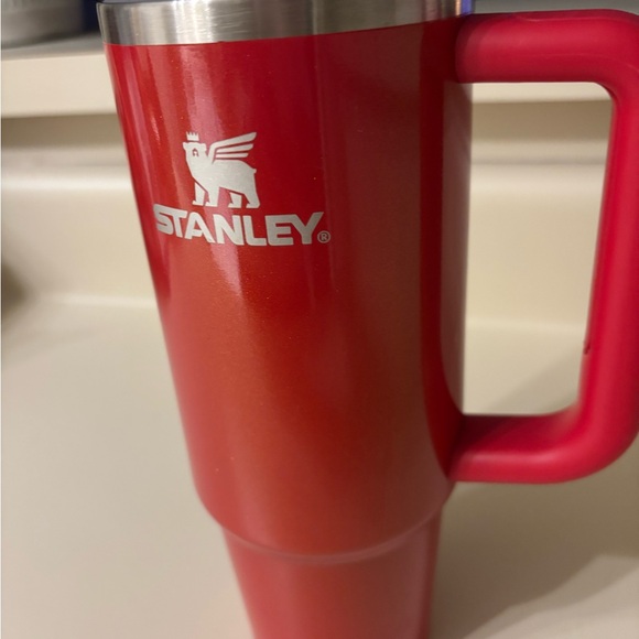 Stanley Crimson Travel Mug with Handle - Picture 4 of 4